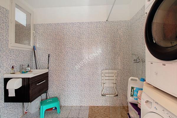 Vitrolles Maison individuelle de 4 chambres dont une en rez-de-chaussée, d'une surface de 99 m2 et deux vérandas en plus