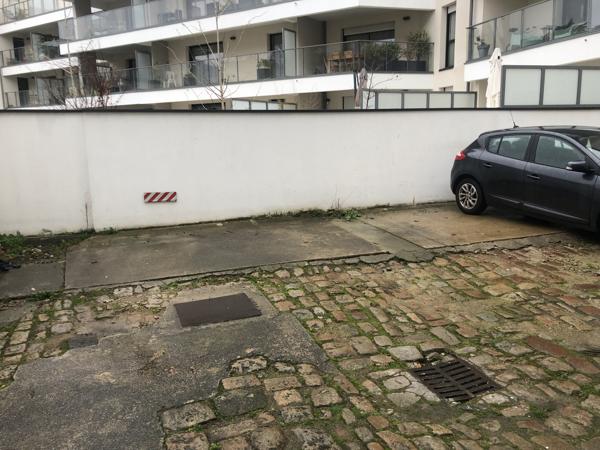 MENOU - PLACE DE STATIONNEMENT