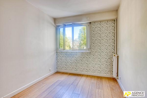 Versailles Rive-Droite Appartement 4 pièces 88 m² carrez situé au 2ème étage avec ascenseur, terrasse, cave et parkin €704 000 ** - Référence 27182