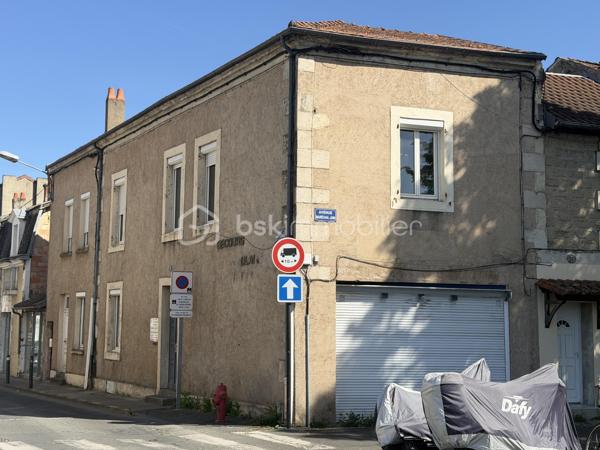 Surface totale : 176 m² (259 m² en surface plancher)

Situé entre la gare et le quartier des Arènes, cette immeuble de 176 m2 sur 3 niveaux dispose de 2 entrées sur rue. 

En bureau: 
Actuellement utilisé en bureau, la localisation sur l'angle donnant sur un rond point, offre une très belle visibilité. 
Le bien dispose aujourd'hui de 3 bureaux, une grande salle d'accueil ouvert au public et de 4 zones de stockage. 

Un projet de rénovation globale avait était étudié par un architecte notamment avec un espace accueil, des bureaux et la création d'un appartement. 


En création de logement : 
Proposition de création de 5 lots indépendants 

Rez de Chaussé avec une partie cave et un escalier centrale permettant de desservir les futurs appartements.
- possibilité de créer un T2 et un studio (ou locale commerciale avec belle visibilité de 25m2)

1er étage
- Possibilité de créer un T3 et un T2 en duplex avec les combles. 

2nd étage comble aménagé
- Création d'un studio

Analyse du marché: 
Studio: 390€ (*2)
T2: 590€ (*2)
T3: 750€

Soit potentiel à affiner de 2710€/mois - 32 520€/an 

Au niveau Diagnostic: 
- pas de DPE car pas de système de chauffage
- Superficie Loi Carrez totale : 176,32 m² / Surface au sol totale : 259,49 m²
- Plomb: Présence sur porte et huisserie  / État d'usage (Traces de chocs) / les fenêtres ayant été changé pour du PVC en double vitrage
- Termite: pas de termites
- Amiante: 1 seul endroit / Présence sur un conduit de fluide en fibro-ciment dans un dégagement du 1er étage
- Électricité: Plusieurs anomalies à voir sur place 


Dossier complémentaire sur demande et configuration à étudier sur place