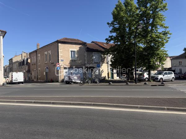 Surface totale : 176 m² (259 m² en surface plancher)

Situé entre la gare et le quartier des Arènes, cette immeuble de 176 m2 sur 3 niveaux dispose de 2 entrées sur rue. 

En bureau: 
Actuellement utilisé en bureau, la localisation sur l'angle donnant sur un rond point, offre une très belle visibilité. 
Le bien dispose aujourd'hui de 3 bureaux, une grande salle d'accueil ouvert au public et de 4 zones de stockage. 

Un projet de rénovation globale avait était étudié par un architecte notamment avec un espace accueil, des bureaux et la création d'un appartement. 


En création de logement : 
Proposition de création de 5 lots indépendants 

Rez de Chaussé avec une partie cave et un escalier centrale permettant de desservir les futurs appartements.
- possibilité de créer un T2 et un studio (ou locale commerciale avec belle visibilité de 25m2)

1er étage
- Possibilité de créer un T3 et un T2 en duplex avec les combles. 

2nd étage comble aménagé
- Création d'un studio

Analyse du marché: 
Studio: 390€ (*2)
T2: 590€ (*2)
T3: 750€

Soit potentiel à affiner de 2710€/mois - 32 520€/an 

Au niveau Diagnostic: 
- pas de DPE car pas de système de chauffage
- Superficie Loi Carrez totale : 176,32 m² / Surface au sol totale : 259,49 m²
- Plomb: Présence sur porte et huisserie  / État d'usage (Traces de chocs) / les fenêtres ayant été changé pour du PVC en double vitrage
- Termite: pas de termites
- Amiante: 1 seul endroit / Présence sur un conduit de fluide en fibro-ciment dans un dégagement du 1er étage
- Électricité: Plusieurs anomalies à voir sur place 


Dossier complémentaire sur demande et configuration à étudier sur place
