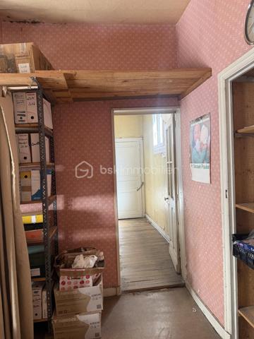 Surface totale : 176 m² (259 m² en surface plancher)

Situé entre la gare et le quartier des Arènes, cette immeuble de 176 m2 sur 3 niveaux dispose de 2 entrées sur rue. 

En bureau: 
Actuellement utilisé en bureau, la localisation sur l'angle donnant sur un rond point, offre une très belle visibilité. 
Le bien dispose aujourd'hui de 3 bureaux, une grande salle d'accueil ouvert au public et de 4 zones de stockage. 

Un projet de rénovation globale avait était étudié par un architecte notamment avec un espace accueil, des bureaux et la création d'un appartement. 


En création de logement : 
Proposition de création de 5 lots indépendants 

Rez de Chaussé avec une partie cave et un escalier centrale permettant de desservir les futurs appartements.
- possibilité de créer un T2 et un studio (ou locale commerciale avec belle visibilité de 25m2)

1er étage
- Possibilité de créer un T3 et un T2 en duplex avec les combles. 

2nd étage comble aménagé
- Création d'un studio

Analyse du marché: 
Studio: 390€ (*2)
T2: 590€ (*2)
T3: 750€

Soit potentiel à affiner de 2710€/mois - 32 520€/an 

Au niveau Diagnostic: 
- pas de DPE car pas de système de chauffage
- Superficie Loi Carrez totale : 176,32 m² / Surface au sol totale : 259,49 m²
- Plomb: Présence sur porte et huisserie  / État d'usage (Traces de chocs) / les fenêtres ayant été changé pour du PVC en double vitrage
- Termite: pas de termites
- Amiante: 1 seul endroit / Présence sur un conduit de fluide en fibro-ciment dans un dégagement du 1er étage
- Électricité: Plusieurs anomalies à voir sur place 


Dossier complémentaire sur demande et configuration à étudier sur place