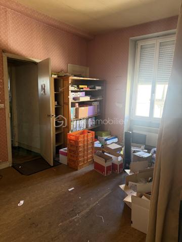 Surface totale : 176 m² (259 m² en surface plancher)

Situé entre la gare et le quartier des Arènes, cette immeuble de 176 m2 sur 3 niveaux dispose de 2 entrées sur rue. 

En bureau: 
Actuellement utilisé en bureau, la localisation sur l'angle donnant sur un rond point, offre une très belle visibilité. 
Le bien dispose aujourd'hui de 3 bureaux, une grande salle d'accueil ouvert au public et de 4 zones de stockage. 

Un projet de rénovation globale avait était étudié par un architecte notamment avec un espace accueil, des bureaux et la création d'un appartement. 


En création de logement : 
Proposition de création de 5 lots indépendants 

Rez de Chaussé avec une partie cave et un escalier centrale permettant de desservir les futurs appartements.
- possibilité de créer un T2 et un studio (ou locale commerciale avec belle visibilité de 25m2)

1er étage
- Possibilité de créer un T3 et un T2 en duplex avec les combles. 

2nd étage comble aménagé
- Création d'un studio

Analyse du marché: 
Studio: 390€ (*2)
T2: 590€ (*2)
T3: 750€

Soit potentiel à affiner de 2710€/mois - 32 520€/an 

Au niveau Diagnostic: 
- pas de DPE car pas de système de chauffage
- Superficie Loi Carrez totale : 176,32 m² / Surface au sol totale : 259,49 m²
- Plomb: Présence sur porte et huisserie  / État d'usage (Traces de chocs) / les fenêtres ayant été changé pour du PVC en double vitrage
- Termite: pas de termites
- Amiante: 1 seul endroit / Présence sur un conduit de fluide en fibro-ciment dans un dégagement du 1er étage
- Électricité: Plusieurs anomalies à voir sur place 


Dossier complémentaire sur demande et configuration à étudier sur place