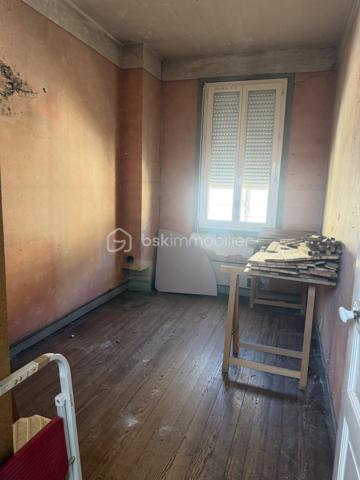 Surface totale : 176 m² (259 m² en surface plancher)

Situé entre la gare et le quartier des Arènes, cette immeuble de 176 m2 sur 3 niveaux dispose de 2 entrées sur rue. 

En bureau: 
Actuellement utilisé en bureau, la localisation sur l'angle donnant sur un rond point, offre une très belle visibilité. 
Le bien dispose aujourd'hui de 3 bureaux, une grande salle d'accueil ouvert au public et de 4 zones de stockage. 

Un projet de rénovation globale avait était étudié par un architecte notamment avec un espace accueil, des bureaux et la création d'un appartement. 


En création de logement : 
Proposition de création de 5 lots indépendants 

Rez de Chaussé avec une partie cave et un escalier centrale permettant de desservir les futurs appartements.
- possibilité de créer un T2 et un studio (ou locale commerciale avec belle visibilité de 25m2)

1er étage
- Possibilité de créer un T3 et un T2 en duplex avec les combles. 

2nd étage comble aménagé
- Création d'un studio

Analyse du marché: 
Studio: 390€ (*2)
T2: 590€ (*2)
T3: 750€

Soit potentiel à affiner de 2710€/mois - 32 520€/an 

Au niveau Diagnostic: 
- pas de DPE car pas de système de chauffage
- Superficie Loi Carrez totale : 176,32 m² / Surface au sol totale : 259,49 m²
- Plomb: Présence sur porte et huisserie  / État d'usage (Traces de chocs) / les fenêtres ayant été changé pour du PVC en double vitrage
- Termite: pas de termites
- Amiante: 1 seul endroit / Présence sur un conduit de fluide en fibro-ciment dans un dégagement du 1er étage
- Électricité: Plusieurs anomalies à voir sur place 


Dossier complémentaire sur demande et configuration à étudier sur place