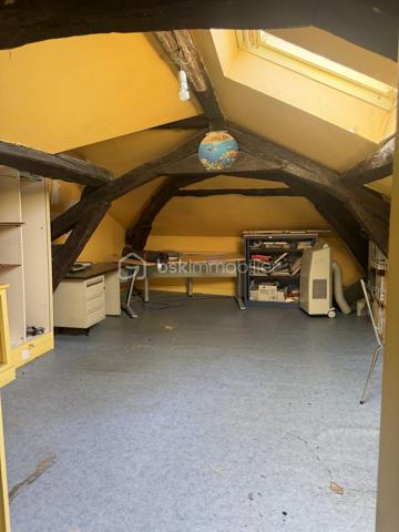 Surface totale : 176 m² (259 m² en surface plancher)

Situé entre la gare et le quartier des Arènes, cette immeuble de 176 m2 sur 3 niveaux dispose de 2 entrées sur rue. 

En bureau: 
Actuellement utilisé en bureau, la localisation sur l'angle donnant sur un rond point, offre une très belle visibilité. 
Le bien dispose aujourd'hui de 3 bureaux, une grande salle d'accueil ouvert au public et de 4 zones de stockage. 

Un projet de rénovation globale avait était étudié par un architecte notamment avec un espace accueil, des bureaux et la création d'un appartement. 


En création de logement : 
Proposition de création de 5 lots indépendants 

Rez de Chaussé avec une partie cave et un escalier centrale permettant de desservir les futurs appartements.
- possibilité de créer un T2 et un studio (ou locale commerciale avec belle visibilité de 25m2)

1er étage
- Possibilité de créer un T3 et un T2 en duplex avec les combles. 

2nd étage comble aménagé
- Création d'un studio

Analyse du marché: 
Studio: 390€ (*2)
T2: 590€ (*2)
T3: 750€

Soit potentiel à affiner de 2710€/mois - 32 520€/an 

Au niveau Diagnostic: 
- pas de DPE car pas de système de chauffage
- Superficie Loi Carrez totale : 176,32 m² / Surface au sol totale : 259,49 m²
- Plomb: Présence sur porte et huisserie  / État d'usage (Traces de chocs) / les fenêtres ayant été changé pour du PVC en double vitrage
- Termite: pas de termites
- Amiante: 1 seul endroit / Présence sur un conduit de fluide en fibro-ciment dans un dégagement du 1er étage
- Électricité: Plusieurs anomalies à voir sur place 


Dossier complémentaire sur demande et configuration à étudier sur place