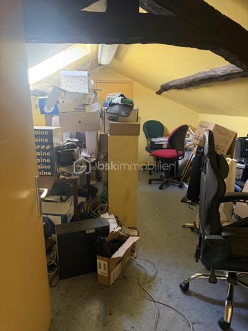 Surface totale : 176 m² (259 m² en surface plancher)

Situé entre la gare et le quartier des Arènes, cette immeuble de 176 m2 sur 3 niveaux dispose de 2 entrées sur rue. 

En bureau: 
Actuellement utilisé en bureau, la localisation sur l'angle donnant sur un rond point, offre une très belle visibilité. 
Le bien dispose aujourd'hui de 3 bureaux, une grande salle d'accueil ouvert au public et de 4 zones de stockage. 

Un projet de rénovation globale avait était étudié par un architecte notamment avec un espace accueil, des bureaux et la création d'un appartement. 


En création de logement : 
Proposition de création de 5 lots indépendants 

Rez de Chaussé avec une partie cave et un escalier centrale permettant de desservir les futurs appartements.
- possibilité de créer un T2 et un studio (ou locale commerciale avec belle visibilité de 25m2)

1er étage
- Possibilité de créer un T3 et un T2 en duplex avec les combles. 

2nd étage comble aménagé
- Création d'un studio

Analyse du marché: 
Studio: 390€ (*2)
T2: 590€ (*2)
T3: 750€

Soit potentiel à affiner de 2710€/mois - 32 520€/an 

Au niveau Diagnostic: 
- pas de DPE car pas de système de chauffage
- Superficie Loi Carrez totale : 176,32 m² / Surface au sol totale : 259,49 m²
- Plomb: Présence sur porte et huisserie  / État d'usage (Traces de chocs) / les fenêtres ayant été changé pour du PVC en double vitrage
- Termite: pas de termites
- Amiante: 1 seul endroit / Présence sur un conduit de fluide en fibro-ciment dans un dégagement du 1er étage
- Électricité: Plusieurs anomalies à voir sur place 


Dossier complémentaire sur demande et configuration à étudier sur place
