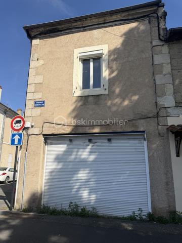 Surface totale : 176 m² (259 m² en surface plancher)

Situé entre la gare et le quartier des Arènes, cette immeuble de 176 m2 sur 3 niveaux dispose de 2 entrées sur rue. 

En bureau: 
Actuellement utilisé en bureau, la localisation sur l'angle donnant sur un rond point, offre une très belle visibilité. 
Le bien dispose aujourd'hui de 3 bureaux, une grande salle d'accueil ouvert au public et de 4 zones de stockage. 

Un projet de rénovation globale avait était étudié par un architecte notamment avec un espace accueil, des bureaux et la création d'un appartement. 


En création de logement : 
Proposition de création de 5 lots indépendants 

Rez de Chaussé avec une partie cave et un escalier centrale permettant de desservir les futurs appartements.
- possibilité de créer un T2 et un studio (ou locale commerciale avec belle visibilité de 25m2)

1er étage
- Possibilité de créer un T3 et un T2 en duplex avec les combles. 

2nd étage comble aménagé
- Création d'un studio

Analyse du marché: 
Studio: 390€ (*2)
T2: 590€ (*2)
T3: 750€

Soit potentiel à affiner de 2710€/mois - 32 520€/an 

Au niveau Diagnostic: 
- pas de DPE car pas de système de chauffage
- Superficie Loi Carrez totale : 176,32 m² / Surface au sol totale : 259,49 m²
- Plomb: Présence sur porte et huisserie  / État d'usage (Traces de chocs) / les fenêtres ayant été changé pour du PVC en double vitrage
- Termite: pas de termites
- Amiante: 1 seul endroit / Présence sur un conduit de fluide en fibro-ciment dans un dégagement du 1er étage
- Électricité: Plusieurs anomalies à voir sur place 


Dossier complémentaire sur demande et configuration à étudier sur place