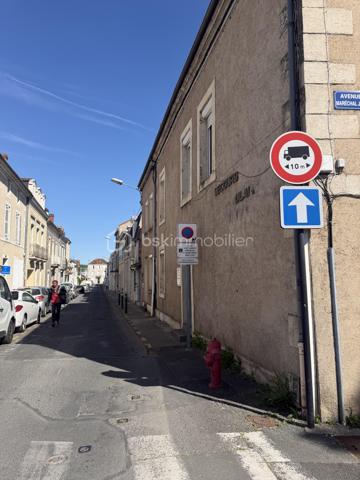 Surface totale : 176 m² (259 m² en surface plancher)

Situé entre la gare et le quartier des Arènes, cette immeuble de 176 m2 sur 3 niveaux dispose de 2 entrées sur rue. 

En bureau: 
Actuellement utilisé en bureau, la localisation sur l'angle donnant sur un rond point, offre une très belle visibilité. 
Le bien dispose aujourd'hui de 3 bureaux, une grande salle d'accueil ouvert au public et de 4 zones de stockage. 

Un projet de rénovation globale avait était étudié par un architecte notamment avec un espace accueil, des bureaux et la création d'un appartement. 


En création de logement : 
Proposition de création de 5 lots indépendants 

Rez de Chaussé avec une partie cave et un escalier centrale permettant de desservir les futurs appartements.
- possibilité de créer un T2 et un studio (ou locale commerciale avec belle visibilité de 25m2)

1er étage
- Possibilité de créer un T3 et un T2 en duplex avec les combles. 

2nd étage comble aménagé
- Création d'un studio

Analyse du marché: 
Studio: 390€ (*2)
T2: 590€ (*2)
T3: 750€

Soit potentiel à affiner de 2710€/mois - 32 520€/an 

Au niveau Diagnostic: 
- pas de DPE car pas de système de chauffage
- Superficie Loi Carrez totale : 176,32 m² / Surface au sol totale : 259,49 m²
- Plomb: Présence sur porte et huisserie  / État d'usage (Traces de chocs) / les fenêtres ayant été changé pour du PVC en double vitrage
- Termite: pas de termites
- Amiante: 1 seul endroit / Présence sur un conduit de fluide en fibro-ciment dans un dégagement du 1er étage
- Électricité: Plusieurs anomalies à voir sur place 


Dossier complémentaire sur demande et configuration à étudier sur place