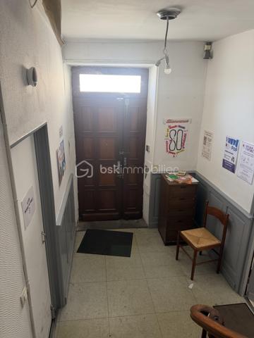 Surface totale : 176 m² (259 m² en surface plancher)

Situé entre la gare et le quartier des Arènes, cette immeuble de 176 m2 sur 3 niveaux dispose de 2 entrées sur rue. 

En bureau: 
Actuellement utilisé en bureau, la localisation sur l'angle donnant sur un rond point, offre une très belle visibilité. 
Le bien dispose aujourd'hui de 3 bureaux, une grande salle d'accueil ouvert au public et de 4 zones de stockage. 

Un projet de rénovation globale avait était étudié par un architecte notamment avec un espace accueil, des bureaux et la création d'un appartement. 


En création de logement : 
Proposition de création de 5 lots indépendants 

Rez de Chaussé avec une partie cave et un escalier centrale permettant de desservir les futurs appartements.
- possibilité de créer un T2 et un studio (ou locale commerciale avec belle visibilité de 25m2)

1er étage
- Possibilité de créer un T3 et un T2 en duplex avec les combles. 

2nd étage comble aménagé
- Création d'un studio

Analyse du marché: 
Studio: 390€ (*2)
T2: 590€ (*2)
T3: 750€

Soit potentiel à affiner de 2710€/mois - 32 520€/an 

Au niveau Diagnostic: 
- pas de DPE car pas de système de chauffage
- Superficie Loi Carrez totale : 176,32 m² / Surface au sol totale : 259,49 m²
- Plomb: Présence sur porte et huisserie  / État d'usage (Traces de chocs) / les fenêtres ayant été changé pour du PVC en double vitrage
- Termite: pas de termites
- Amiante: 1 seul endroit / Présence sur un conduit de fluide en fibro-ciment dans un dégagement du 1er étage
- Électricité: Plusieurs anomalies à voir sur place 


Dossier complémentaire sur demande et configuration à étudier sur place
