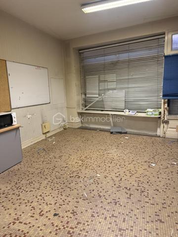 Surface totale : 176 m² (259 m² en surface plancher)

Situé entre la gare et le quartier des Arènes, cette immeuble de 176 m2 sur 3 niveaux dispose de 2 entrées sur rue. 

En bureau: 
Actuellement utilisé en bureau, la localisation sur l'angle donnant sur un rond point, offre une très belle visibilité. 
Le bien dispose aujourd'hui de 3 bureaux, une grande salle d'accueil ouvert au public et de 4 zones de stockage. 

Un projet de rénovation globale avait était étudié par un architecte notamment avec un espace accueil, des bureaux et la création d'un appartement. 


En création de logement : 
Proposition de création de 5 lots indépendants 

Rez de Chaussé avec une partie cave et un escalier centrale permettant de desservir les futurs appartements.
- possibilité de créer un T2 et un studio (ou locale commerciale avec belle visibilité de 25m2)

1er étage
- Possibilité de créer un T3 et un T2 en duplex avec les combles. 

2nd étage comble aménagé
- Création d'un studio

Analyse du marché: 
Studio: 390€ (*2)
T2: 590€ (*2)
T3: 750€

Soit potentiel à affiner de 2710€/mois - 32 520€/an 

Au niveau Diagnostic: 
- pas de DPE car pas de système de chauffage
- Superficie Loi Carrez totale : 176,32 m² / Surface au sol totale : 259,49 m²
- Plomb: Présence sur porte et huisserie  / État d'usage (Traces de chocs) / les fenêtres ayant été changé pour du PVC en double vitrage
- Termite: pas de termites
- Amiante: 1 seul endroit / Présence sur un conduit de fluide en fibro-ciment dans un dégagement du 1er étage
- Électricité: Plusieurs anomalies à voir sur place 


Dossier complémentaire sur demande et configuration à étudier sur place