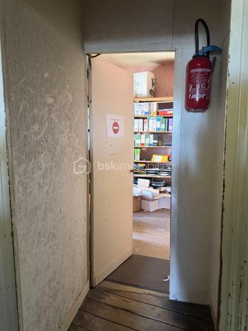 Surface totale : 176 m² (259 m² en surface plancher)

Situé entre la gare et le quartier des Arènes, cette immeuble de 176 m2 sur 3 niveaux dispose de 2 entrées sur rue. 

En bureau: 
Actuellement utilisé en bureau, la localisation sur l'angle donnant sur un rond point, offre une très belle visibilité. 
Le bien dispose aujourd'hui de 3 bureaux, une grande salle d'accueil ouvert au public et de 4 zones de stockage. 

Un projet de rénovation globale avait était étudié par un architecte notamment avec un espace accueil, des bureaux et la création d'un appartement. 


En création de logement : 
Proposition de création de 5 lots indépendants 

Rez de Chaussé avec une partie cave et un escalier centrale permettant de desservir les futurs appartements.
- possibilité de créer un T2 et un studio (ou locale commerciale avec belle visibilité de 25m2)

1er étage
- Possibilité de créer un T3 et un T2 en duplex avec les combles. 

2nd étage comble aménagé
- Création d'un studio

Analyse du marché: 
Studio: 390€ (*2)
T2: 590€ (*2)
T3: 750€

Soit potentiel à affiner de 2710€/mois - 32 520€/an 

Au niveau Diagnostic: 
- pas de DPE car pas de système de chauffage
- Superficie Loi Carrez totale : 176,32 m² / Surface au sol totale : 259,49 m²
- Plomb: Présence sur porte et huisserie  / État d'usage (Traces de chocs) / les fenêtres ayant été changé pour du PVC en double vitrage
- Termite: pas de termites
- Amiante: 1 seul endroit / Présence sur un conduit de fluide en fibro-ciment dans un dégagement du 1er étage
- Électricité: Plusieurs anomalies à voir sur place 


Dossier complémentaire sur demande et configuration à étudier sur place
