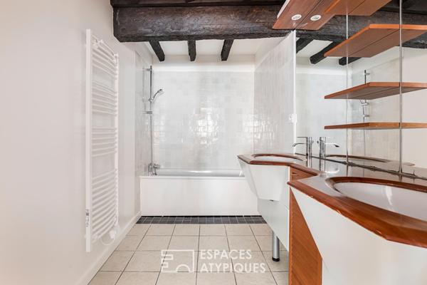 Appartement rénové en dernier étage aux Carmes