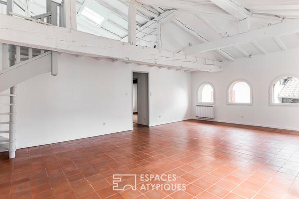 Appartement rénové en dernier étage aux Carmes