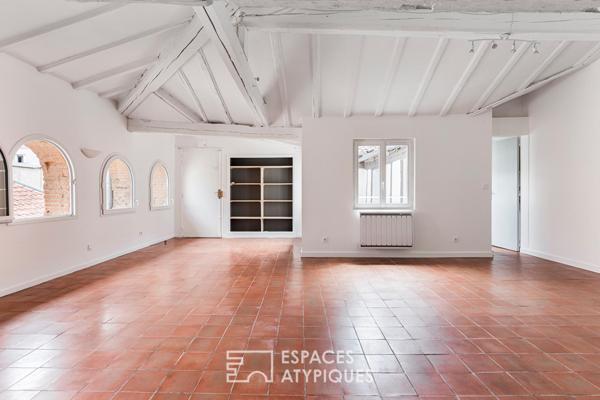 Appartement rénové en dernier étage aux Carmes