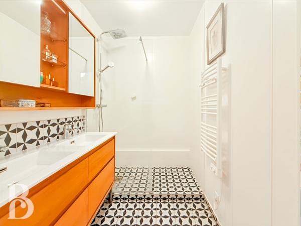 Paris (75015) TRES BEL APPARTEMENT FAMILIAL AVEC GRAND BALCON