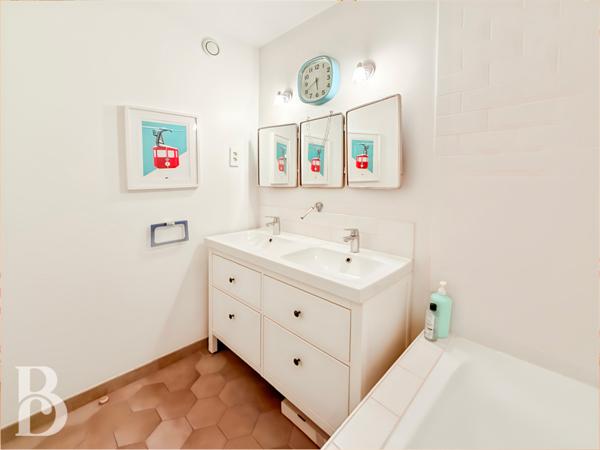 Paris (75015) TRES BEL APPARTEMENT FAMILIAL AVEC GRAND BALCON