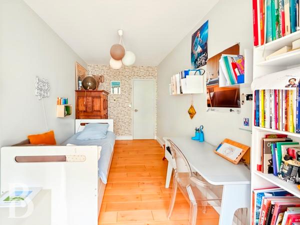 Paris (75015) TRES BEL APPARTEMENT FAMILIAL AVEC GRAND BALCON