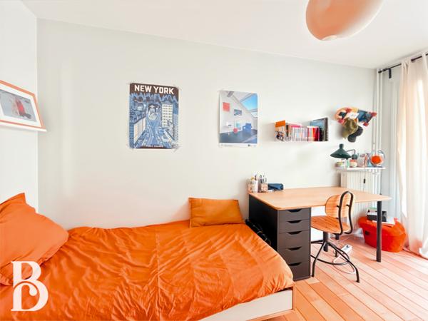 Paris (75015) TRES BEL APPARTEMENT FAMILIAL AVEC GRAND BALCON