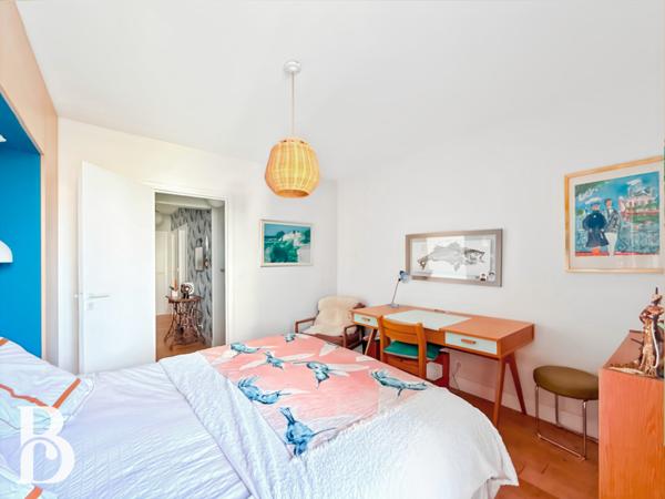 Paris (75015) TRES BEL APPARTEMENT FAMILIAL AVEC GRAND BALCON