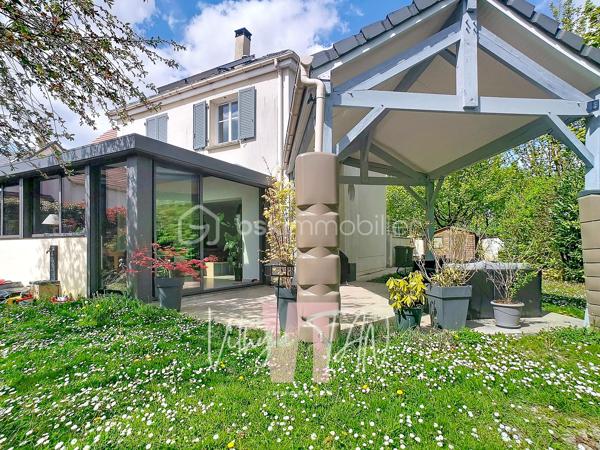 Maison INDIVIDUELLE - Secteur résidentiel calme

L’Emplacement & le Cadre de vie

Située dans un secteur recherché et calme, cette maison individuelle offre un cadre de vie idéal pour une famille. La proximité immédiate des écoles et des transports facilite grandement vos déplacements quotidiens. 
À l'extérieur, le jardin clos garantit une parfaite intimité pour profiter des beaux jours en toute sérénité.

L’Expérience Intérieure

Cette maison propose un **agencement optimisé** avec une entrée, une cuisine séparée et une pièce de vie SPACIEUSE et LUMINEUSE ouverte sur le jardin clos et à l'abri des regards. 
L'étage est dédié à l'espace nuit avec trois chambres confortables, NON MANSARDÉES, dont une grande chambre de 20 m² avec dressing. Deux pièces d'eau à chaque étage viennent compléter ce bien fonctionnel et agréable à vivre.

La Sérénité Technique

Côté équipements, vous profitez d'une extension avec baies vitrées, d'un garage attenant avec un espace de stockage très pratique. Un poêle à bois performant est installé dans le séjour, apportant un vrai confort thermique et permettant de réaliser de sérieuses **économies d'énergie**. Ces **prestations de qualité** font de cette maison clé en main un **investissement serein**.

À vos agendas, pour une visite....