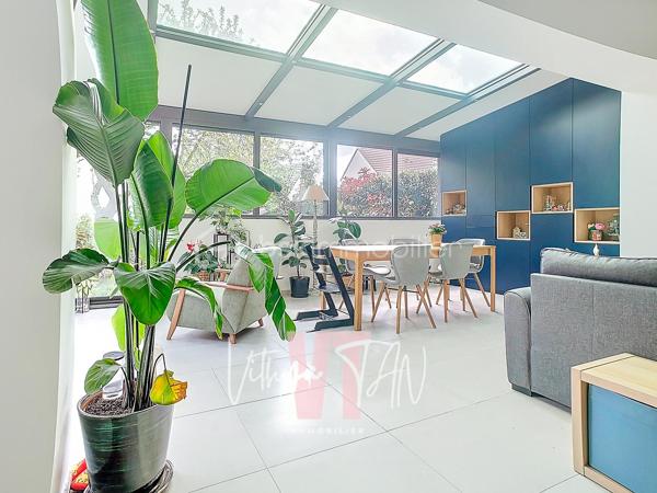 Maison INDIVIDUELLE - Secteur résidentiel calme

L’Emplacement & le Cadre de vie

Située dans un secteur recherché et calme, cette maison individuelle offre un cadre de vie idéal pour une famille. La proximité immédiate des écoles et des transports facilite grandement vos déplacements quotidiens. 
À l'extérieur, le jardin clos garantit une parfaite intimité pour profiter des beaux jours en toute sérénité.

L’Expérience Intérieure

Cette maison propose un **agencement optimisé** avec une entrée, une cuisine séparée et une pièce de vie SPACIEUSE et LUMINEUSE ouverte sur le jardin clos et à l'abri des regards. 
L'étage est dédié à l'espace nuit avec trois chambres confortables, NON MANSARDÉES, dont une grande chambre de 20 m² avec dressing. Deux pièces d'eau à chaque étage viennent compléter ce bien fonctionnel et agréable à vivre.

La Sérénité Technique

Côté équipements, vous profitez d'une extension avec baies vitrées, d'un garage attenant avec un espace de stockage très pratique. Un poêle à bois performant est installé dans le séjour, apportant un vrai confort thermique et permettant de réaliser de sérieuses **économies d'énergie**. Ces **prestations de qualité** font de cette maison clé en main un **investissement serein**.

À vos agendas, pour une visite....