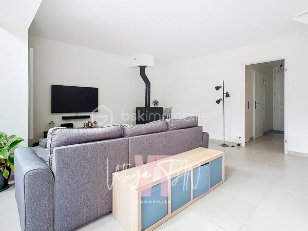Maison INDIVIDUELLE - Secteur résidentiel calme

L’Emplacement & le Cadre de vie

Située dans un secteur recherché et calme, cette maison individuelle offre un cadre de vie idéal pour une famille. La proximité immédiate des écoles et des transports facilite grandement vos déplacements quotidiens. 
À l'extérieur, le jardin clos garantit une parfaite intimité pour profiter des beaux jours en toute sérénité.

L’Expérience Intérieure

Cette maison propose un **agencement optimisé** avec une entrée, une cuisine séparée et une pièce de vie SPACIEUSE et LUMINEUSE ouverte sur le jardin clos et à l'abri des regards. 
L'étage est dédié à l'espace nuit avec trois chambres confortables, NON MANSARDÉES, dont une grande chambre de 20 m² avec dressing. Deux pièces d'eau à chaque étage viennent compléter ce bien fonctionnel et agréable à vivre.

La Sérénité Technique

Côté équipements, vous profitez d'une extension avec baies vitrées, d'un garage attenant avec un espace de stockage très pratique. Un poêle à bois performant est installé dans le séjour, apportant un vrai confort thermique et permettant de réaliser de sérieuses **économies d'énergie**. Ces **prestations de qualité** font de cette maison clé en main un **investissement serein**.

À vos agendas, pour une visite....