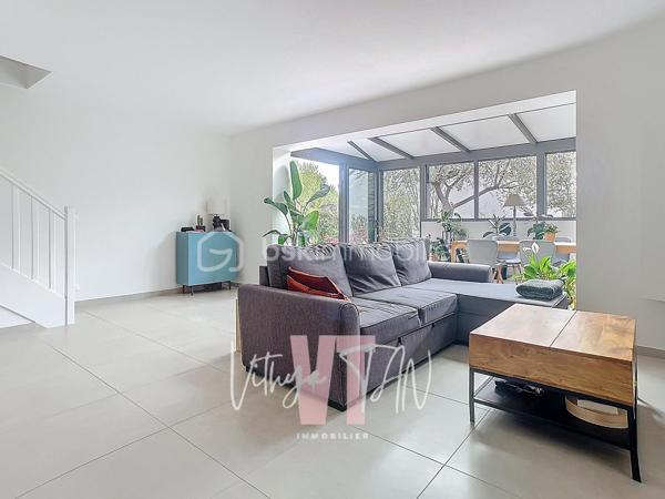 Maison INDIVIDUELLE - Secteur résidentiel calme

L’Emplacement & le Cadre de vie

Située dans un secteur recherché et calme, cette maison individuelle offre un cadre de vie idéal pour une famille. La proximité immédiate des écoles et des transports facilite grandement vos déplacements quotidiens. 
À l'extérieur, le jardin clos garantit une parfaite intimité pour profiter des beaux jours en toute sérénité.

L’Expérience Intérieure

Cette maison propose un **agencement optimisé** avec une entrée, une cuisine séparée et une pièce de vie SPACIEUSE et LUMINEUSE ouverte sur le jardin clos et à l'abri des regards. 
L'étage est dédié à l'espace nuit avec trois chambres confortables, NON MANSARDÉES, dont une grande chambre de 20 m² avec dressing. Deux pièces d'eau à chaque étage viennent compléter ce bien fonctionnel et agréable à vivre.

La Sérénité Technique

Côté équipements, vous profitez d'une extension avec baies vitrées, d'un garage attenant avec un espace de stockage très pratique. Un poêle à bois performant est installé dans le séjour, apportant un vrai confort thermique et permettant de réaliser de sérieuses **économies d'énergie**. Ces **prestations de qualité** font de cette maison clé en main un **investissement serein**.

À vos agendas, pour une visite....