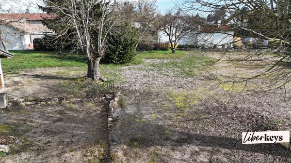 MAISON EN PIERRE NON MITOYENNE - 1600 M² TERRAIN - 290 M² Habitable - 3 CHAMBRES - COMMERCE - 