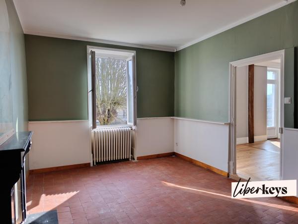 MAISON EN PIERRE NON MITOYENNE - 1600 M² TERRAIN - 290 M² Habitable - 3 CHAMBRES - COMMERCE - 