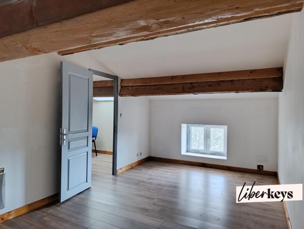MAISON EN PIERRE NON MITOYENNE - 1600 M² TERRAIN - 290 M² Habitable - 3 CHAMBRES - COMMERCE - 