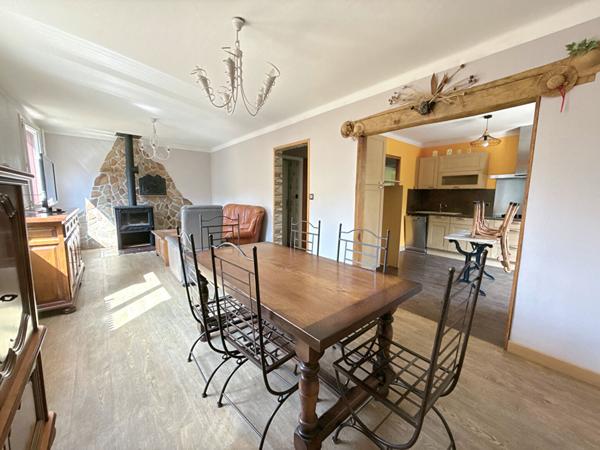 A VENDRE : MAISON RÉNOVÉE AVEC JARDIN, GARAGE ET POTENTIEL LOCATIF À AX-LES-THERMES