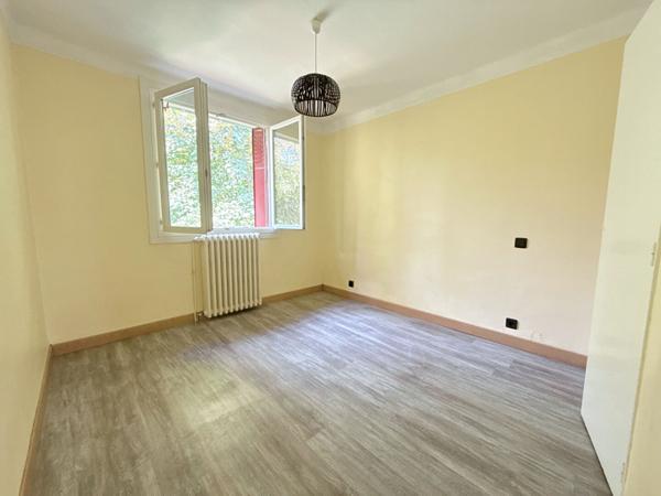 A VENDRE : MAISON RÉNOVÉE AVEC JARDIN, GARAGE ET POTENTIEL LOCATIF À AX-LES-THERMES