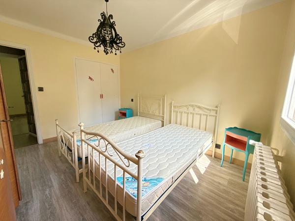 A VENDRE : MAISON RÉNOVÉE AVEC JARDIN, GARAGE ET POTENTIEL LOCATIF À AX-LES-THERMES