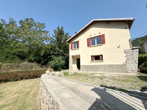 A VENDRE : MAISON RÉNOVÉE AVEC JARDIN, GARAGE ET POTENTIEL LOCATIF À AX-LES-THERMES