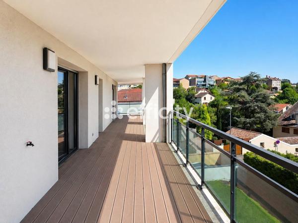 Appartement
         5 pièces
        - 96 m² Bien prestige 695 000 € *