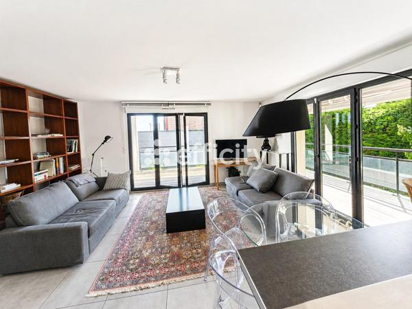 Appartement
         5 pièces
        - 96 m² Bien prestige 695 000 € *