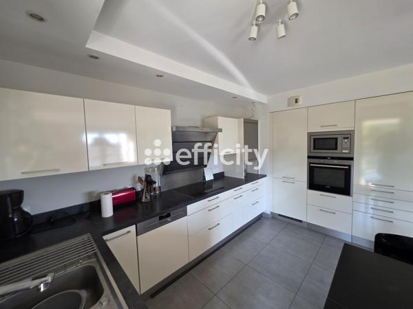 Appartement
         5 pièces
        - 96 m² Bien prestige 695 000 € *