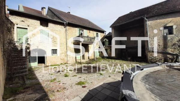 Maison de village avec plusieurs logements