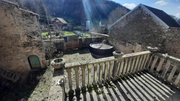 Maison de village avec plusieurs logements