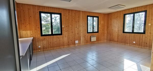 Rare: Maison avec bureaux indépendant sur terrain 1566m2 à 10min de l'A84