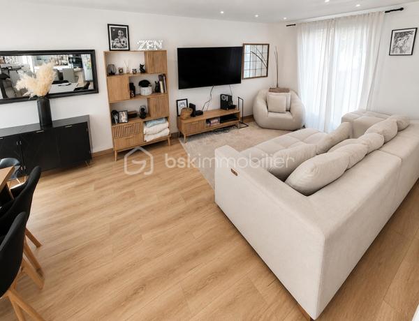 Aux Pavillons-sous-Bois, secteur Canal de l’Ourcq, cette maison individuelle réunit ce que beaucoup recherchent : une vraie configuration familiale, des équipements de confort déjà en place et un cadre de vie simple à habiter au quotidien.
Une maison pensée pour concilier espace, fonctionnalité et sérénité.
 
Construite en 2002, cette maison individuelle développe 114 m² habitables sur un terrain de 250 m² et propose une organisation particulièrement adaptée à la vie de famille. 
La maison s’articule autour de 5 pièces, dont 4 chambres.
La cuisine équipée  est pratique et facile à vivre.
L’agencement intègre également une salle de bains, une salle d’eau et 3 WC.
Côté prestations, le bien bénéficie d’équipements recherchés : climatisation réversible, chauffage au gaz, cellier ainsi que deux places de stationnement. Le terrain complète harmonieusement l’ensemble, tandis que l’abri de jardin ajoute une solution de rangement appréciable au quotidien.
•	114 m² habitables
•	Terrain de 250 m²
•	5 pièces
•	4 chambres( dont une suite parentale)
•	Cuisine équipée
•	1 salle de bains + 1 salle d’eau
•	3 WC
•	Climatisation réversible
•	Chauffage au gaz
•	2 stationnements, cellier et abri de jardin