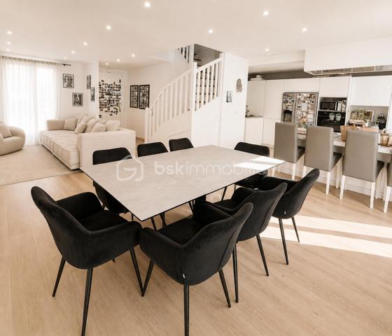 Aux Pavillons-sous-Bois, secteur Canal de l’Ourcq, cette maison individuelle réunit ce que beaucoup recherchent : une vraie configuration familiale, des équipements de confort déjà en place et un cadre de vie simple à habiter au quotidien.
Une maison pensée pour concilier espace, fonctionnalité et sérénité.
 
Construite en 2002, cette maison individuelle développe 114 m² habitables sur un terrain de 250 m² et propose une organisation particulièrement adaptée à la vie de famille. 
La maison s’articule autour de 5 pièces, dont 4 chambres.
La cuisine équipée  est pratique et facile à vivre.
L’agencement intègre également une salle de bains, une salle d’eau et 3 WC.
Côté prestations, le bien bénéficie d’équipements recherchés : climatisation réversible, chauffage au gaz, cellier ainsi que deux places de stationnement. Le terrain complète harmonieusement l’ensemble, tandis que l’abri de jardin ajoute une solution de rangement appréciable au quotidien.
•	114 m² habitables
•	Terrain de 250 m²
•	5 pièces
•	4 chambres( dont une suite parentale)
•	Cuisine équipée
•	1 salle de bains + 1 salle d’eau
•	3 WC
•	Climatisation réversible
•	Chauffage au gaz
•	2 stationnements, cellier et abri de jardin