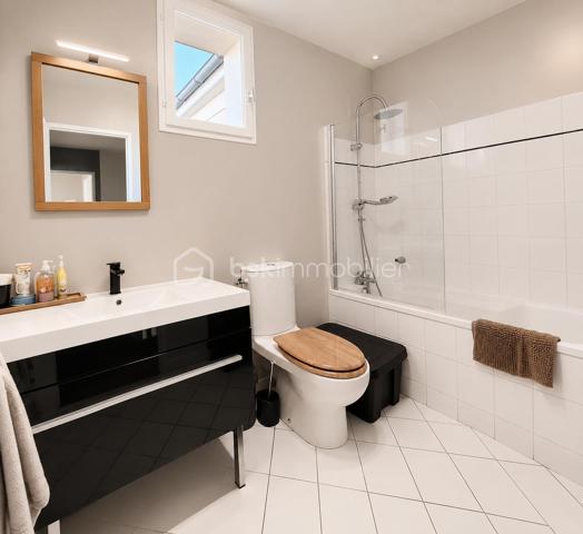 Aux Pavillons-sous-Bois, secteur Canal de l’Ourcq, cette maison individuelle réunit ce que beaucoup recherchent : une vraie configuration familiale, des équipements de confort déjà en place et un cadre de vie simple à habiter au quotidien.
Une maison pensée pour concilier espace, fonctionnalité et sérénité.
 
Construite en 2002, cette maison individuelle développe 114 m² habitables sur un terrain de 250 m² et propose une organisation particulièrement adaptée à la vie de famille. 
La maison s’articule autour de 5 pièces, dont 4 chambres.
La cuisine équipée  est pratique et facile à vivre.
L’agencement intègre également une salle de bains, une salle d’eau et 3 WC.
Côté prestations, le bien bénéficie d’équipements recherchés : climatisation réversible, chauffage au gaz, cellier ainsi que deux places de stationnement. Le terrain complète harmonieusement l’ensemble, tandis que l’abri de jardin ajoute une solution de rangement appréciable au quotidien.
•	114 m² habitables
•	Terrain de 250 m²
•	5 pièces
•	4 chambres( dont une suite parentale)
•	Cuisine équipée
•	1 salle de bains + 1 salle d’eau
•	3 WC
•	Climatisation réversible
•	Chauffage au gaz
•	2 stationnements, cellier et abri de jardin