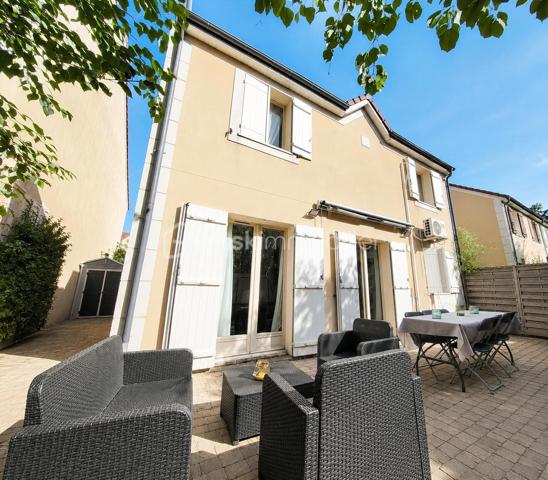 Aux Pavillons-sous-Bois, secteur Canal de l’Ourcq, cette maison individuelle réunit ce que beaucoup recherchent : une vraie configuration familiale, des équipements de confort déjà en place et un cadre de vie simple à habiter au quotidien.
Une maison pensée pour concilier espace, fonctionnalité et sérénité.
 
Construite en 2002, cette maison individuelle développe 114 m² habitables sur un terrain de 250 m² et propose une organisation particulièrement adaptée à la vie de famille. 
La maison s’articule autour de 5 pièces, dont 4 chambres.
La cuisine équipée  est pratique et facile à vivre.
L’agencement intègre également une salle de bains, une salle d’eau et 3 WC.
Côté prestations, le bien bénéficie d’équipements recherchés : climatisation réversible, chauffage au gaz, cellier ainsi que deux places de stationnement. Le terrain complète harmonieusement l’ensemble, tandis que l’abri de jardin ajoute une solution de rangement appréciable au quotidien.
•	114 m² habitables
•	Terrain de 250 m²
•	5 pièces
•	4 chambres( dont une suite parentale)
•	Cuisine équipée
•	1 salle de bains + 1 salle d’eau
•	3 WC
•	Climatisation réversible
•	Chauffage au gaz
•	2 stationnements, cellier et abri de jardin