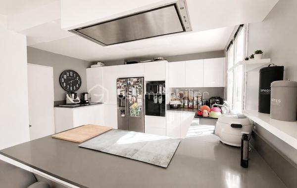 Aux Pavillons-sous-Bois, secteur Canal de l’Ourcq, cette maison individuelle réunit ce que beaucoup recherchent : une vraie configuration familiale, des équipements de confort déjà en place et un cadre de vie simple à habiter au quotidien.
Une maison pensée pour concilier espace, fonctionnalité et sérénité.
 
Construite en 2002, cette maison individuelle développe 114 m² habitables sur un terrain de 250 m² et propose une organisation particulièrement adaptée à la vie de famille. 
La maison s’articule autour de 5 pièces, dont 4 chambres.
La cuisine équipée  est pratique et facile à vivre.
L’agencement intègre également une salle de bains, une salle d’eau et 3 WC.
Côté prestations, le bien bénéficie d’équipements recherchés : climatisation réversible, chauffage au gaz, cellier ainsi que deux places de stationnement. Le terrain complète harmonieusement l’ensemble, tandis que l’abri de jardin ajoute une solution de rangement appréciable au quotidien.
•	114 m² habitables
•	Terrain de 250 m²
•	5 pièces
•	4 chambres( dont une suite parentale)
•	Cuisine équipée
•	1 salle de bains + 1 salle d’eau
•	3 WC
•	Climatisation réversible
•	Chauffage au gaz
•	2 stationnements, cellier et abri de jardin