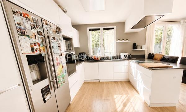 Aux Pavillons-sous-Bois, secteur Canal de l’Ourcq, cette maison individuelle réunit ce que beaucoup recherchent : une vraie configuration familiale, des équipements de confort déjà en place et un cadre de vie simple à habiter au quotidien.
Une maison pensée pour concilier espace, fonctionnalité et sérénité.
 
Construite en 2002, cette maison individuelle développe 114 m² habitables sur un terrain de 250 m² et propose une organisation particulièrement adaptée à la vie de famille. 
La maison s’articule autour de 5 pièces, dont 4 chambres.
La cuisine équipée  est pratique et facile à vivre.
L’agencement intègre également une salle de bains, une salle d’eau et 3 WC.
Côté prestations, le bien bénéficie d’équipements recherchés : climatisation réversible, chauffage au gaz, cellier ainsi que deux places de stationnement. Le terrain complète harmonieusement l’ensemble, tandis que l’abri de jardin ajoute une solution de rangement appréciable au quotidien.
•	114 m² habitables
•	Terrain de 250 m²
•	5 pièces
•	4 chambres( dont une suite parentale)
•	Cuisine équipée
•	1 salle de bains + 1 salle d’eau
•	3 WC
•	Climatisation réversible
•	Chauffage au gaz
•	2 stationnements, cellier et abri de jardin
