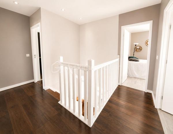 Aux Pavillons-sous-Bois, secteur Canal de l’Ourcq, cette maison individuelle réunit ce que beaucoup recherchent : une vraie configuration familiale, des équipements de confort déjà en place et un cadre de vie simple à habiter au quotidien.
Une maison pensée pour concilier espace, fonctionnalité et sérénité.
 
Construite en 2002, cette maison individuelle développe 114 m² habitables sur un terrain de 250 m² et propose une organisation particulièrement adaptée à la vie de famille. 
La maison s’articule autour de 5 pièces, dont 4 chambres.
La cuisine équipée  est pratique et facile à vivre.
L’agencement intègre également une salle de bains, une salle d’eau et 3 WC.
Côté prestations, le bien bénéficie d’équipements recherchés : climatisation réversible, chauffage au gaz, cellier ainsi que deux places de stationnement. Le terrain complète harmonieusement l’ensemble, tandis que l’abri de jardin ajoute une solution de rangement appréciable au quotidien.
•	114 m² habitables
•	Terrain de 250 m²
•	5 pièces
•	4 chambres( dont une suite parentale)
•	Cuisine équipée
•	1 salle de bains + 1 salle d’eau
•	3 WC
•	Climatisation réversible
•	Chauffage au gaz
•	2 stationnements, cellier et abri de jardin