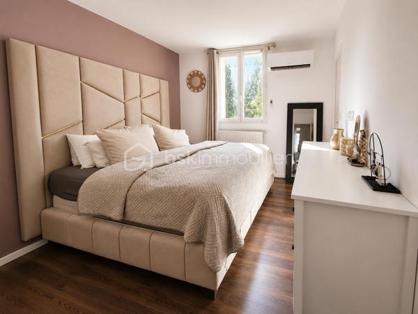 Aux Pavillons-sous-Bois, secteur Canal de l’Ourcq, cette maison individuelle réunit ce que beaucoup recherchent : une vraie configuration familiale, des équipements de confort déjà en place et un cadre de vie simple à habiter au quotidien.
Une maison pensée pour concilier espace, fonctionnalité et sérénité.
 
Construite en 2002, cette maison individuelle développe 114 m² habitables sur un terrain de 250 m² et propose une organisation particulièrement adaptée à la vie de famille. 
La maison s’articule autour de 5 pièces, dont 4 chambres.
La cuisine équipée  est pratique et facile à vivre.
L’agencement intègre également une salle de bains, une salle d’eau et 3 WC.
Côté prestations, le bien bénéficie d’équipements recherchés : climatisation réversible, chauffage au gaz, cellier ainsi que deux places de stationnement. Le terrain complète harmonieusement l’ensemble, tandis que l’abri de jardin ajoute une solution de rangement appréciable au quotidien.
•	114 m² habitables
•	Terrain de 250 m²
•	5 pièces
•	4 chambres( dont une suite parentale)
•	Cuisine équipée
•	1 salle de bains + 1 salle d’eau
•	3 WC
•	Climatisation réversible
•	Chauffage au gaz
•	2 stationnements, cellier et abri de jardin