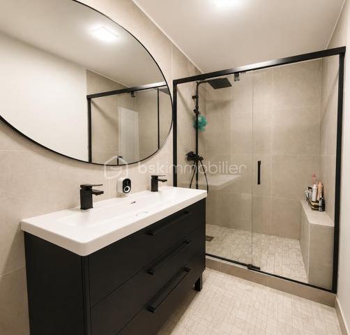 Aux Pavillons-sous-Bois, secteur Canal de l’Ourcq, cette maison individuelle réunit ce que beaucoup recherchent : une vraie configuration familiale, des équipements de confort déjà en place et un cadre de vie simple à habiter au quotidien.
Une maison pensée pour concilier espace, fonctionnalité et sérénité.
 
Construite en 2002, cette maison individuelle développe 114 m² habitables sur un terrain de 250 m² et propose une organisation particulièrement adaptée à la vie de famille. 
La maison s’articule autour de 5 pièces, dont 4 chambres.
La cuisine équipée  est pratique et facile à vivre.
L’agencement intègre également une salle de bains, une salle d’eau et 3 WC.
Côté prestations, le bien bénéficie d’équipements recherchés : climatisation réversible, chauffage au gaz, cellier ainsi que deux places de stationnement. Le terrain complète harmonieusement l’ensemble, tandis que l’abri de jardin ajoute une solution de rangement appréciable au quotidien.
•	114 m² habitables
•	Terrain de 250 m²
•	5 pièces
•	4 chambres( dont une suite parentale)
•	Cuisine équipée
•	1 salle de bains + 1 salle d’eau
•	3 WC
•	Climatisation réversible
•	Chauffage au gaz
•	2 stationnements, cellier et abri de jardin