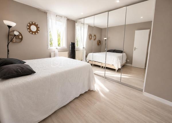Aux Pavillons-sous-Bois, secteur Canal de l’Ourcq, cette maison individuelle réunit ce que beaucoup recherchent : une vraie configuration familiale, des équipements de confort déjà en place et un cadre de vie simple à habiter au quotidien.
Une maison pensée pour concilier espace, fonctionnalité et sérénité.
 
Construite en 2002, cette maison individuelle développe 114 m² habitables sur un terrain de 250 m² et propose une organisation particulièrement adaptée à la vie de famille. 
La maison s’articule autour de 5 pièces, dont 4 chambres.
La cuisine équipée  est pratique et facile à vivre.
L’agencement intègre également une salle de bains, une salle d’eau et 3 WC.
Côté prestations, le bien bénéficie d’équipements recherchés : climatisation réversible, chauffage au gaz, cellier ainsi que deux places de stationnement. Le terrain complète harmonieusement l’ensemble, tandis que l’abri de jardin ajoute une solution de rangement appréciable au quotidien.
•	114 m² habitables
•	Terrain de 250 m²
•	5 pièces
•	4 chambres( dont une suite parentale)
•	Cuisine équipée
•	1 salle de bains + 1 salle d’eau
•	3 WC
•	Climatisation réversible
•	Chauffage au gaz
•	2 stationnements, cellier et abri de jardin